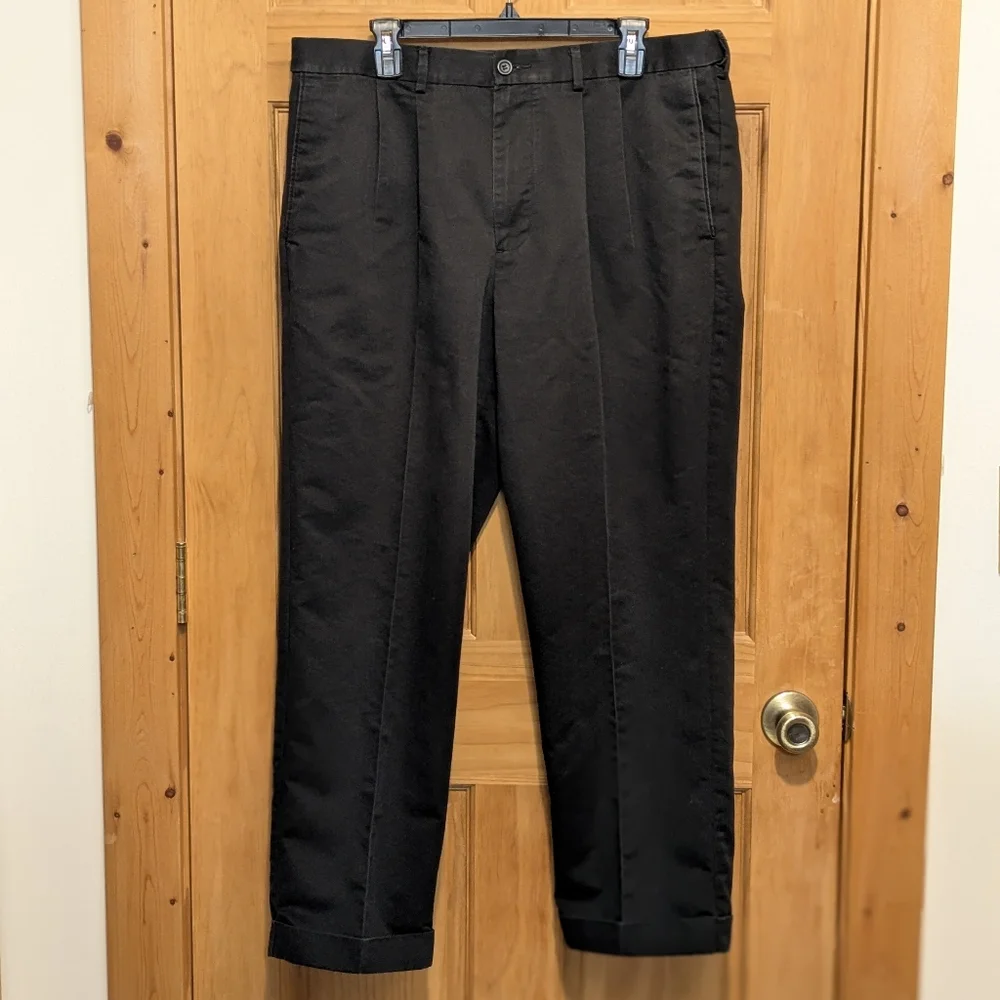 Dockers D4 Khaki Pants Men's 36x30 Black Classic Fit Pleated Relaxed Straight - Picture 1 of 10